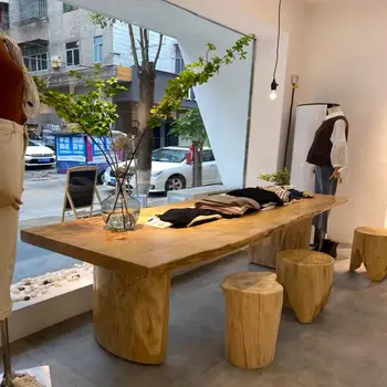Günlük giyim mağazası teşhir masası masif ahşap ada akan su masası yaratıcı büyük tahta masa orta teşhir masası çay masası